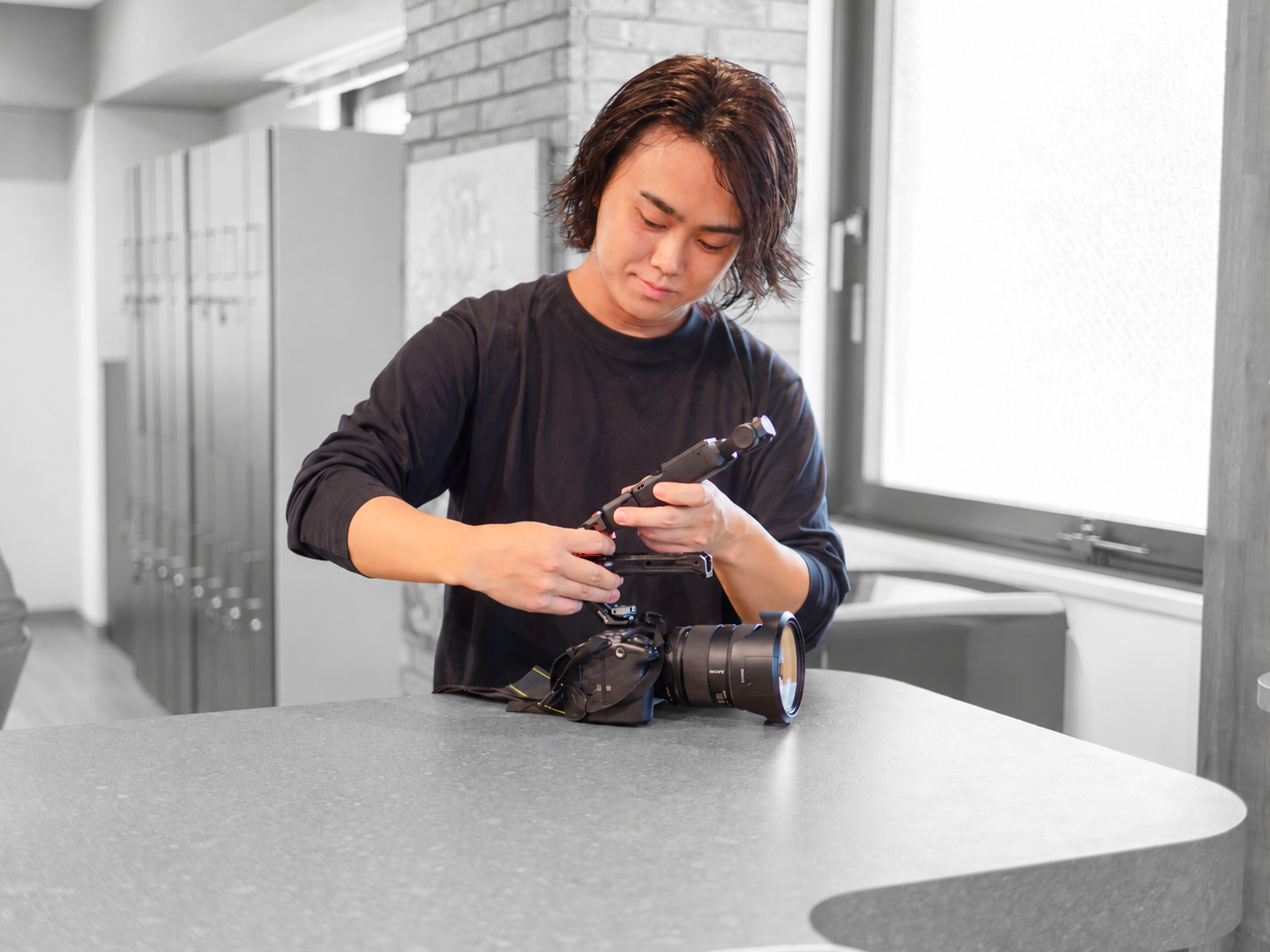 撮影機材を組む山口博司